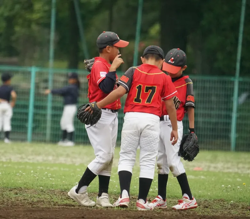 グラウンドで集まって声を掛け合う選手たち