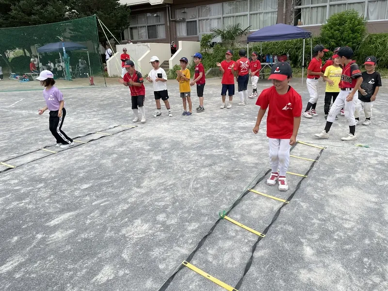 ラダーを使ってステップの練習をする子どもたち