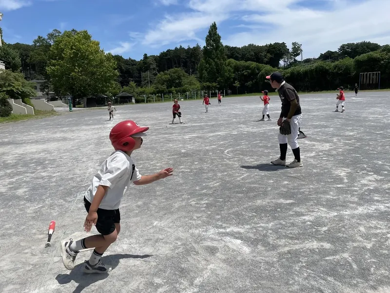 試合形式の練習で打った後に走り出す子ども