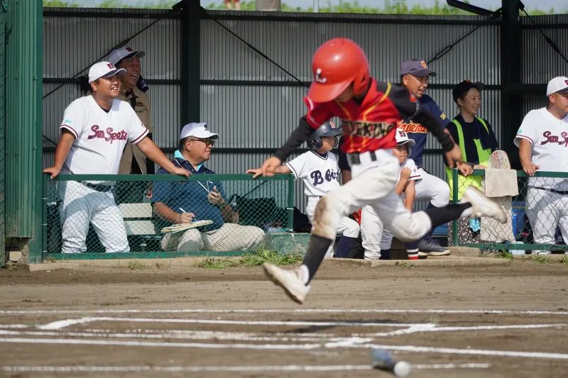 バットを離して走り出す選手