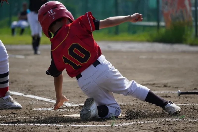 ホームへ滑り込む選手
