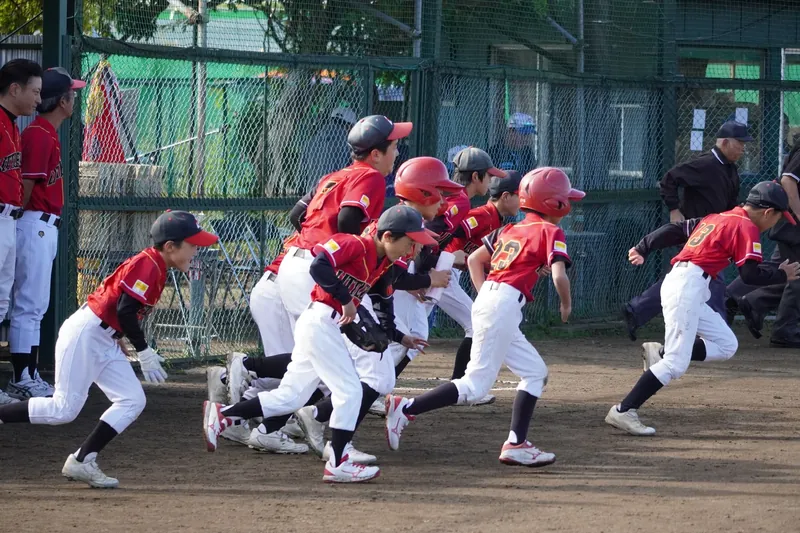 グラウンドへ走り出す選手たち
